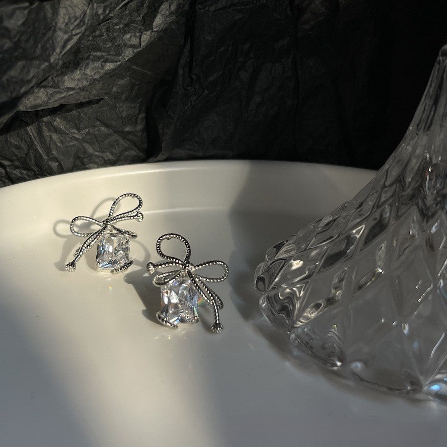 ディアブロ溶岩弓ダイヤモンドジルコンイヤリング