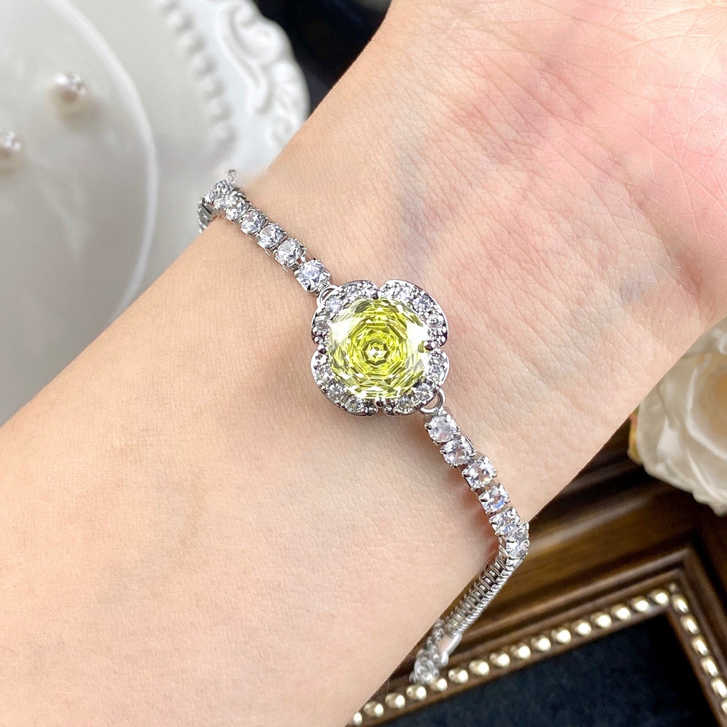 Octagonal rose Chetansang blue flower bracelet inlaid with high carbon diamond.