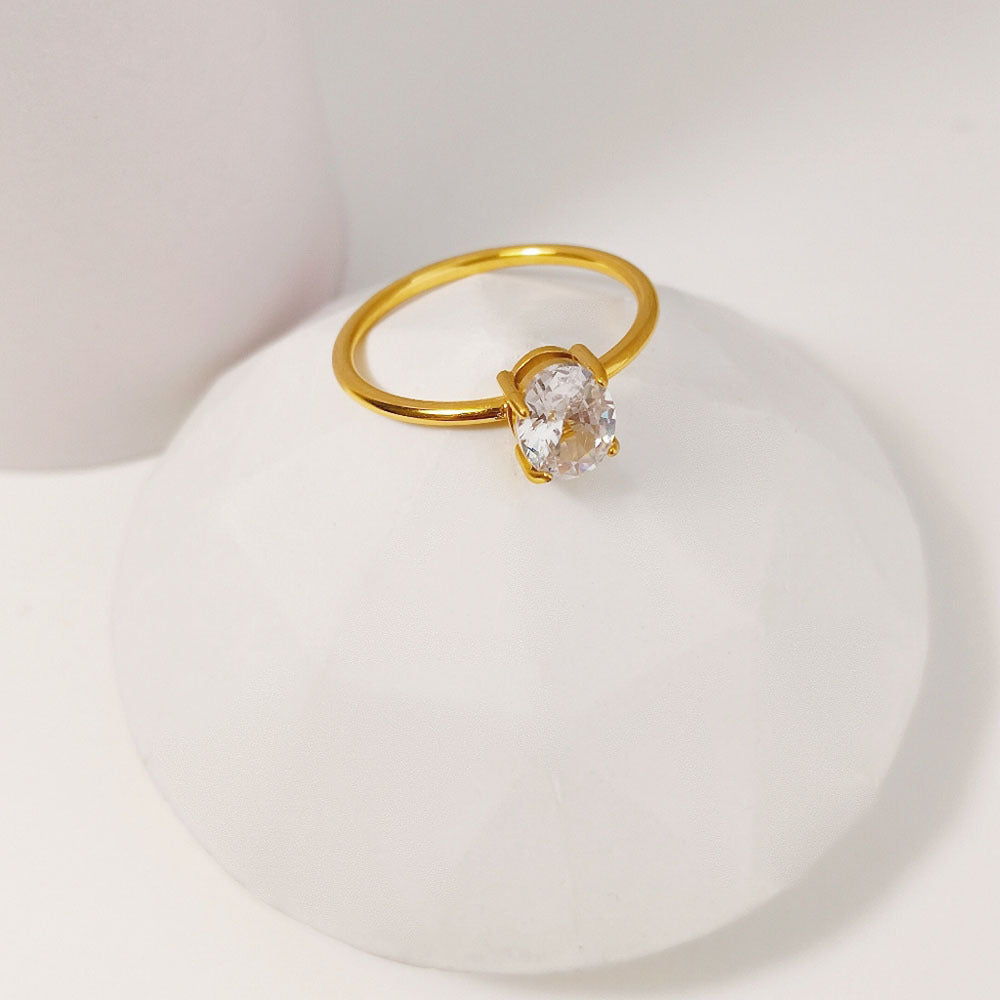 Stainless steel ring color zircon electroplating 18K gold.