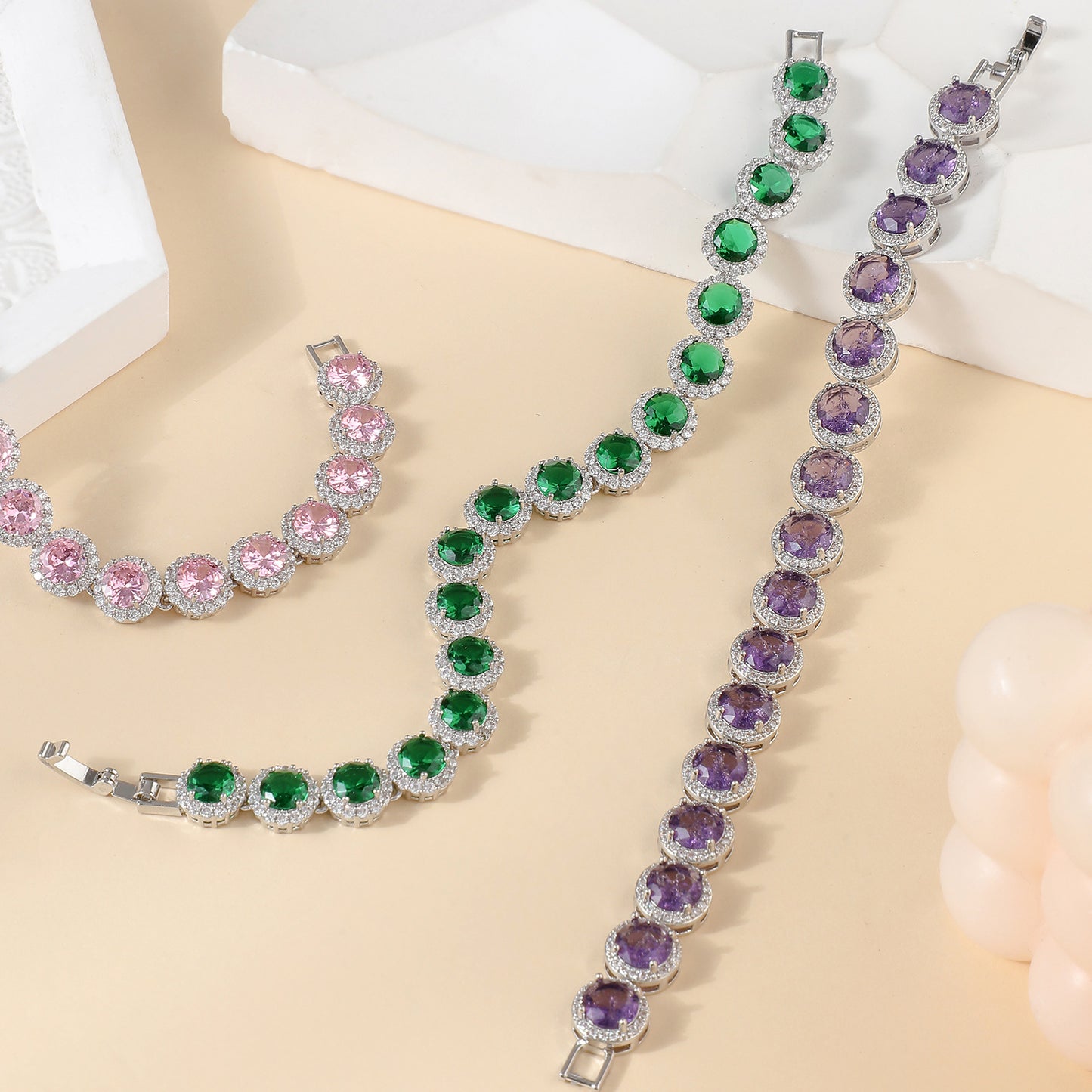 金メッキのジルコンをあしらった中空ラウンドブレスレット