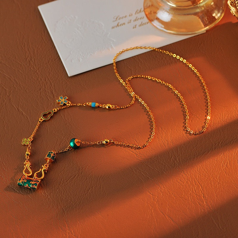 ゴールドバーニングブルーエナメルロックバッグネックレス