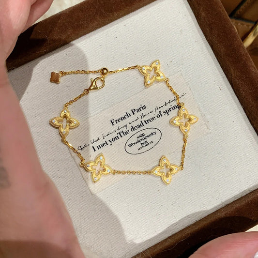 سوار بتصميم عتيق على شكل زهرة البرسيم ذات الأربع أوراق