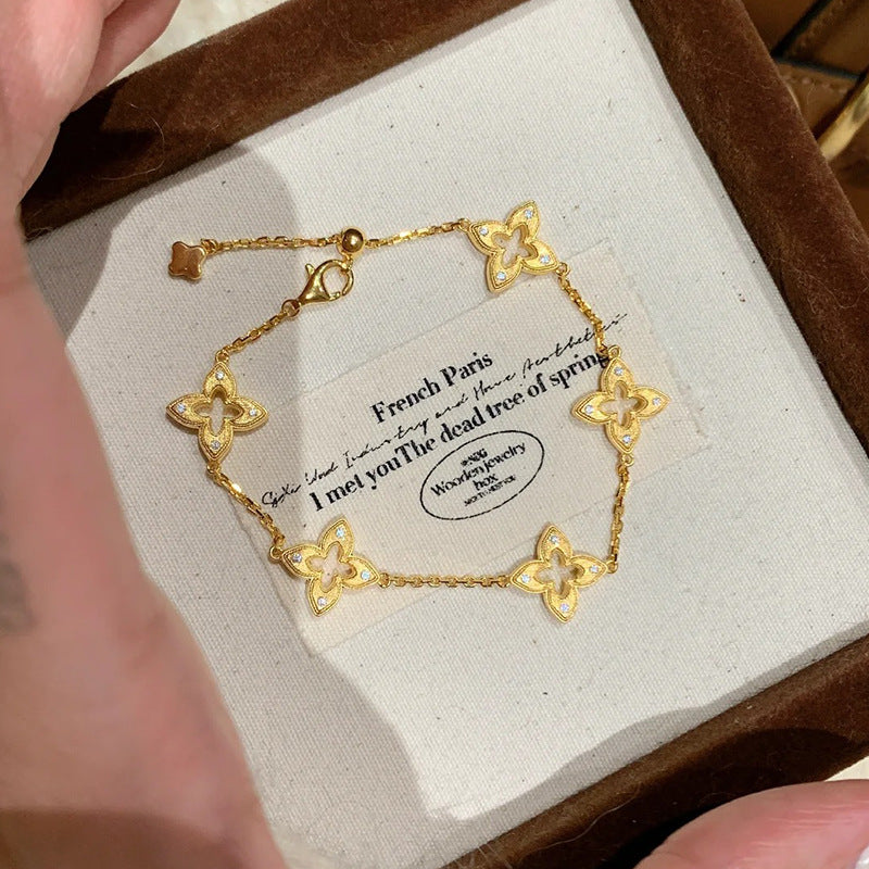 レトロなカットアウトブラッシュド四つ葉のクローバーブレスレット