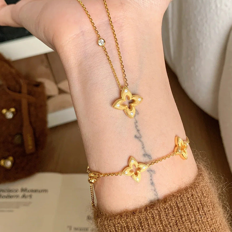 レトロなカットアウトブラッシュド四つ葉のクローバーブレスレット