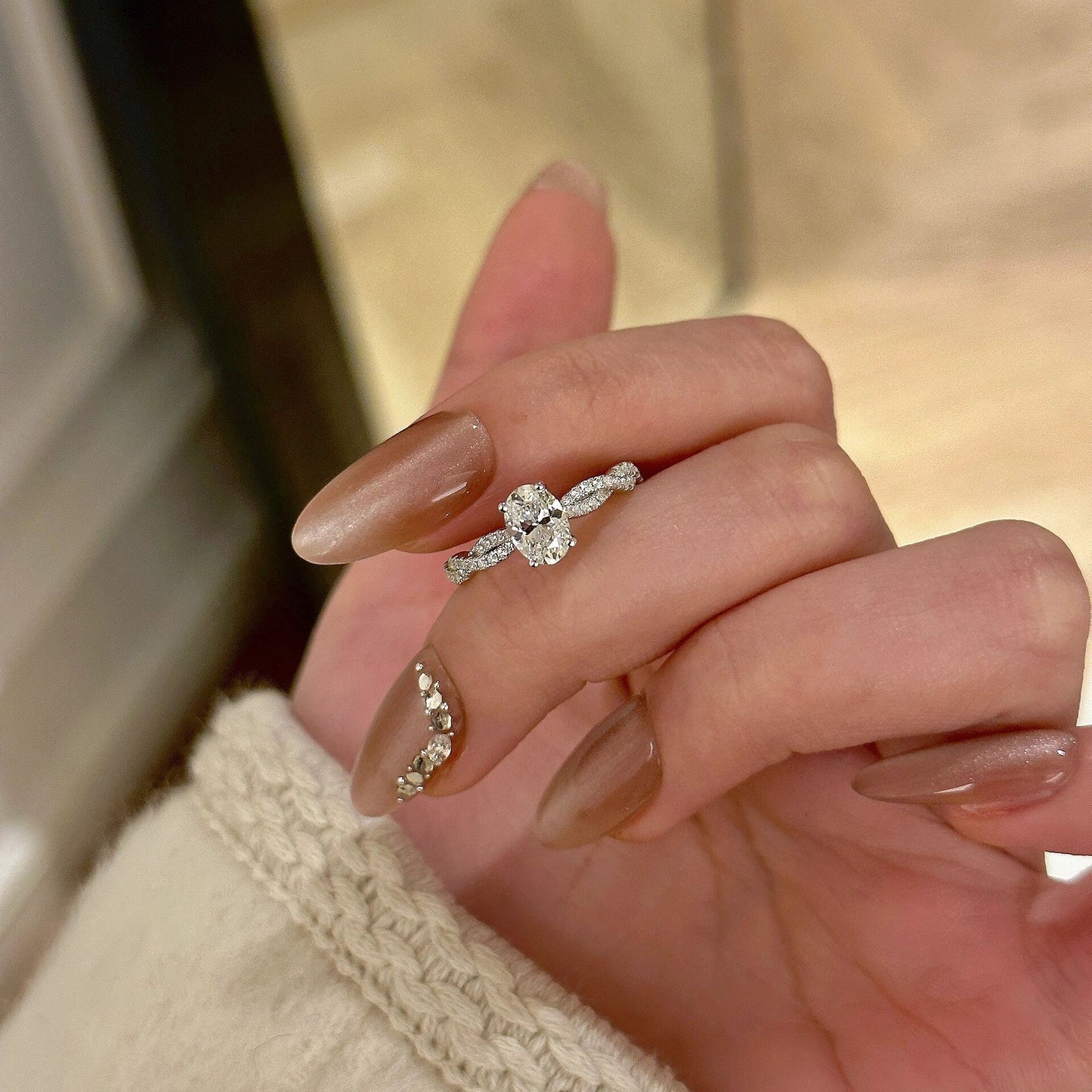 S925 Sterling Silver Rotating Ballet Spiral Oval Pigeon Egg Twisted Diamond Ring