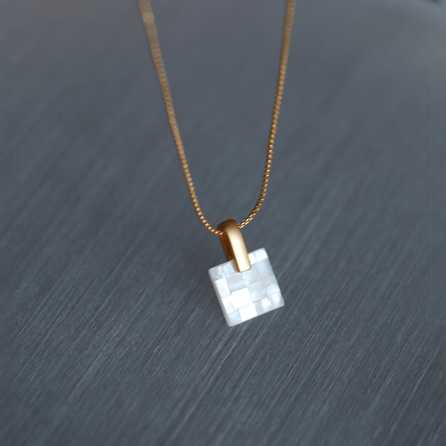 手作りのヒョウモンチョウのネックレス