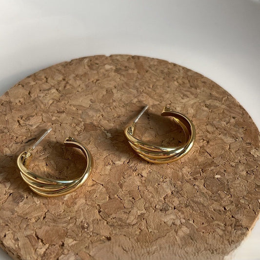 Ear nail with geometric ear clip without ear hole