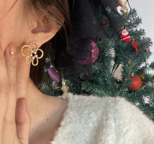 Hollow flower pearl stamen earrings