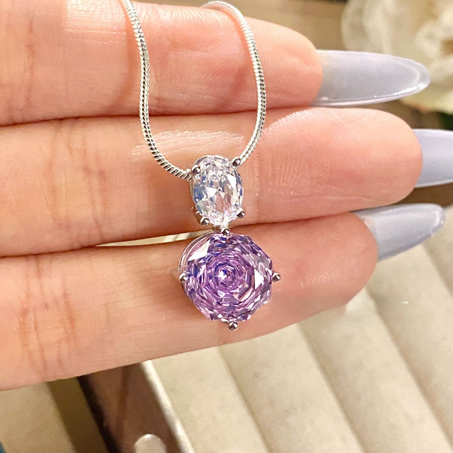 طقم قلادة وخاتم وأقراط من الألماس عالي الكربون باللون الأزرق الوردي