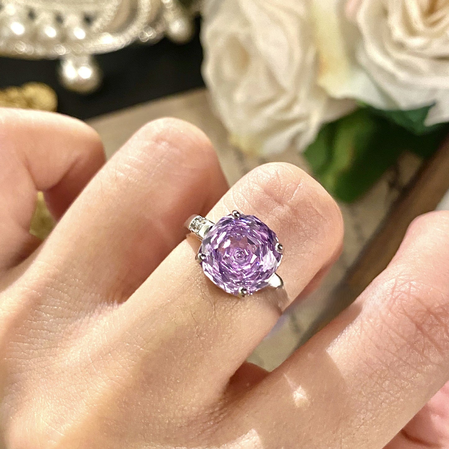 طقم قلادة وخاتم وأقراط من الألماس عالي الكربون باللون الأزرق الوردي