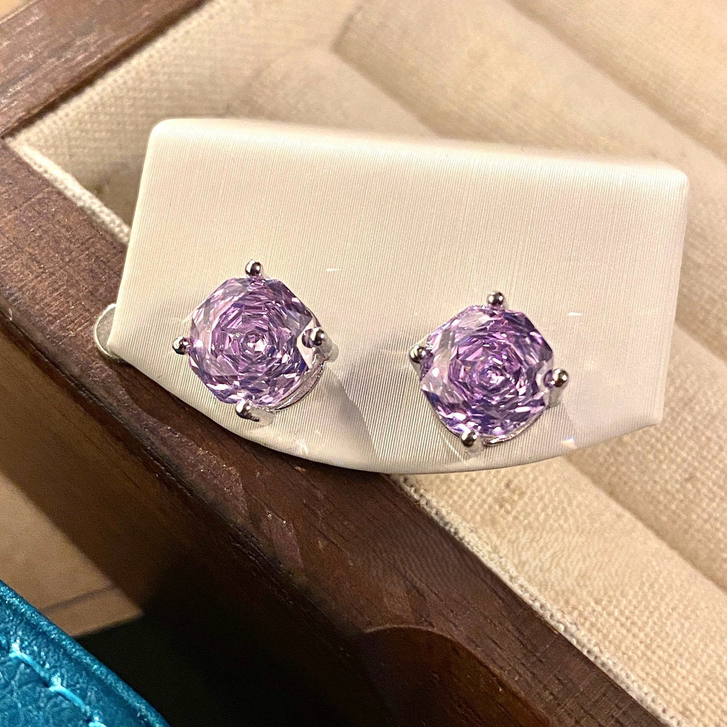 طقم قلادة وخاتم وأقراط من الألماس عالي الكربون باللون الأزرق الوردي