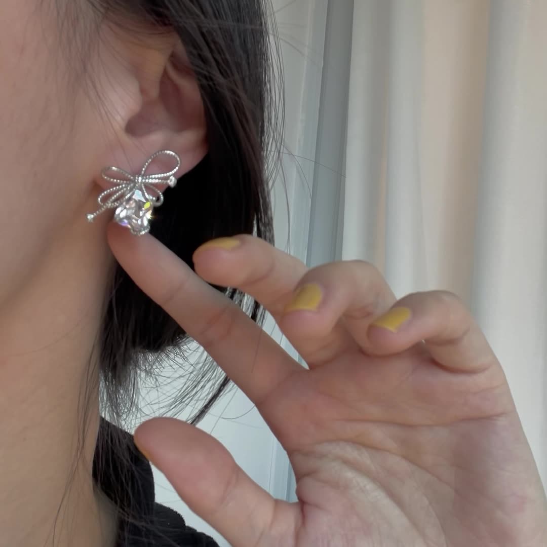 ディアブロ溶岩弓ダイヤモンドジルコンイヤリング