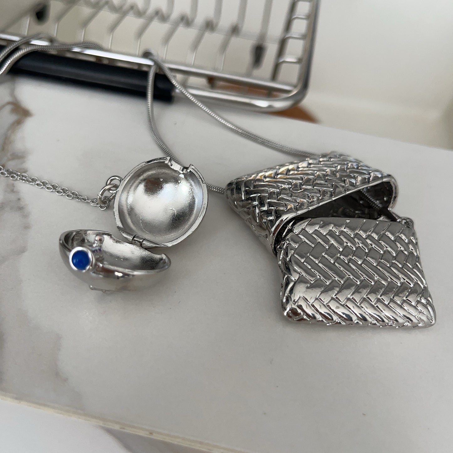 Silver braided bag necklace