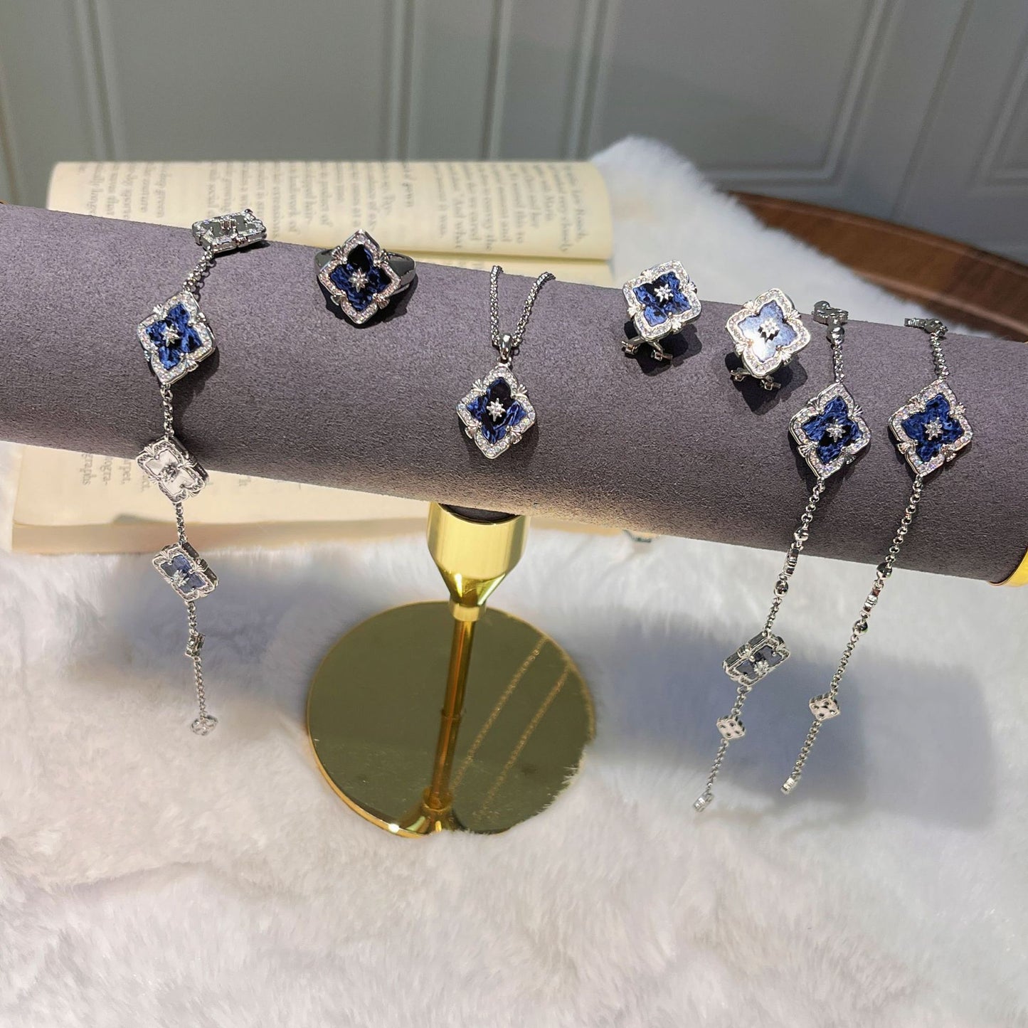 Four-leaf clover blue Peter necklace bracelet ring earrings