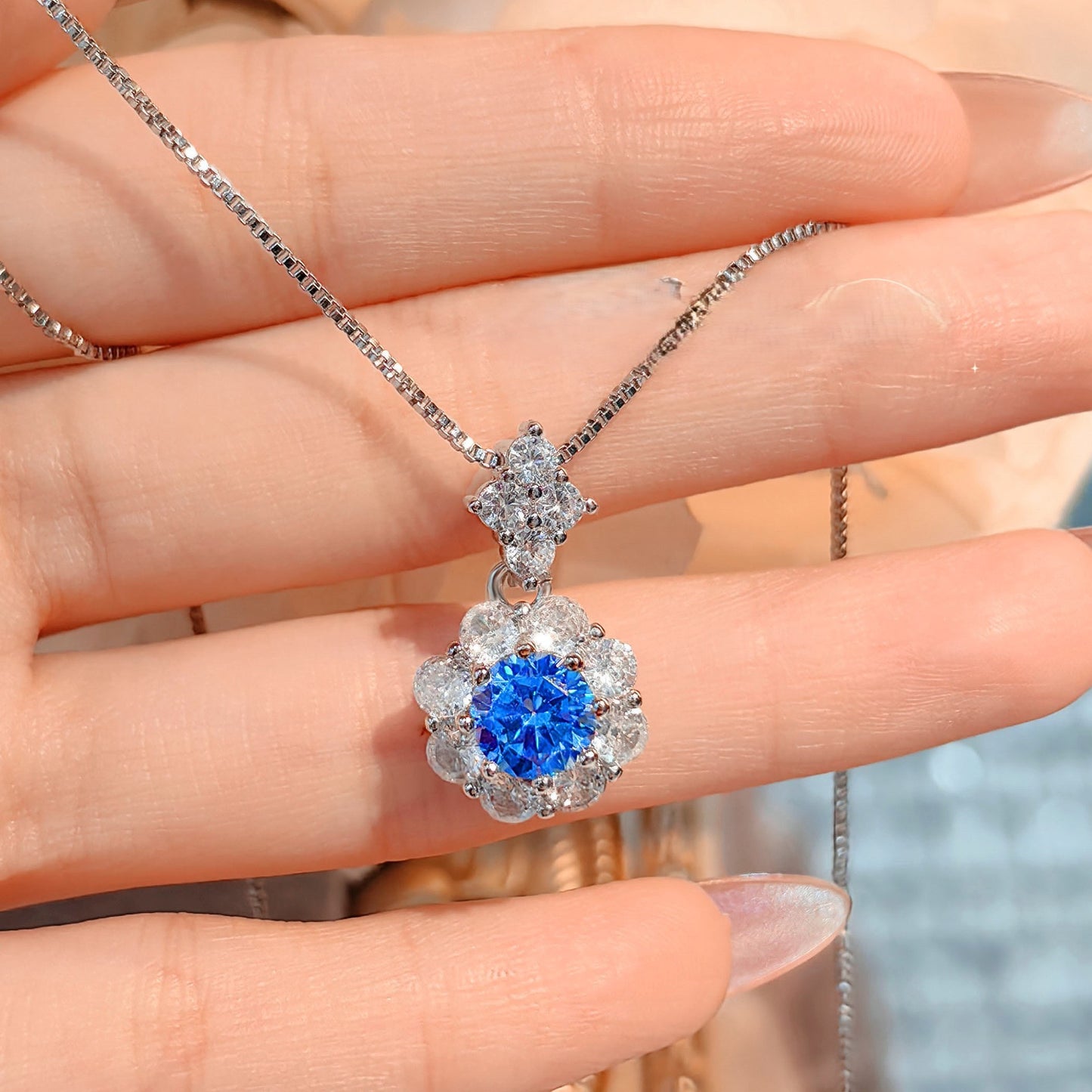 طقم قلادة وخاتم وأقراط من الألماس الأزرق عالي الكربون على شكل زهرة