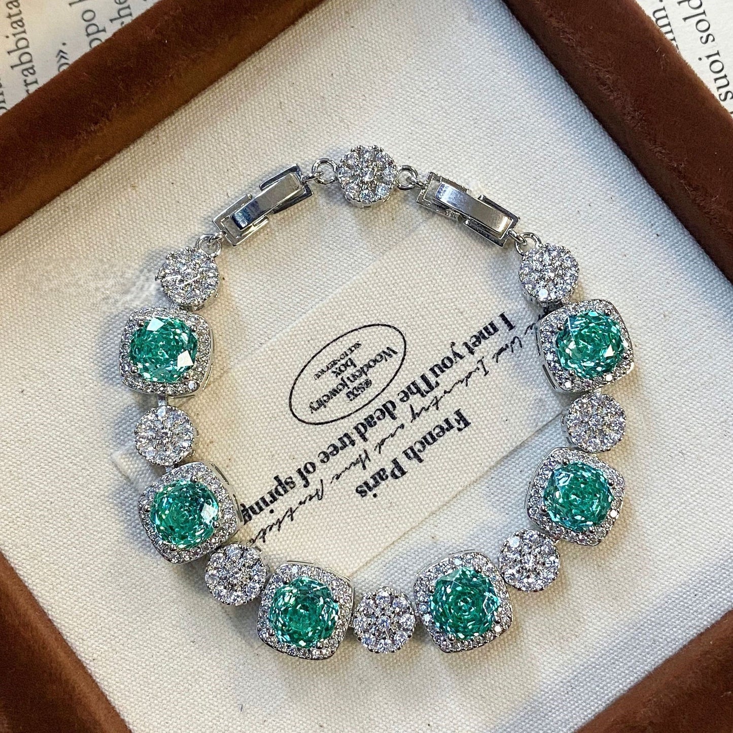 سوار أزرق مرصع بحجر ألماس وردي عالي الكربون.