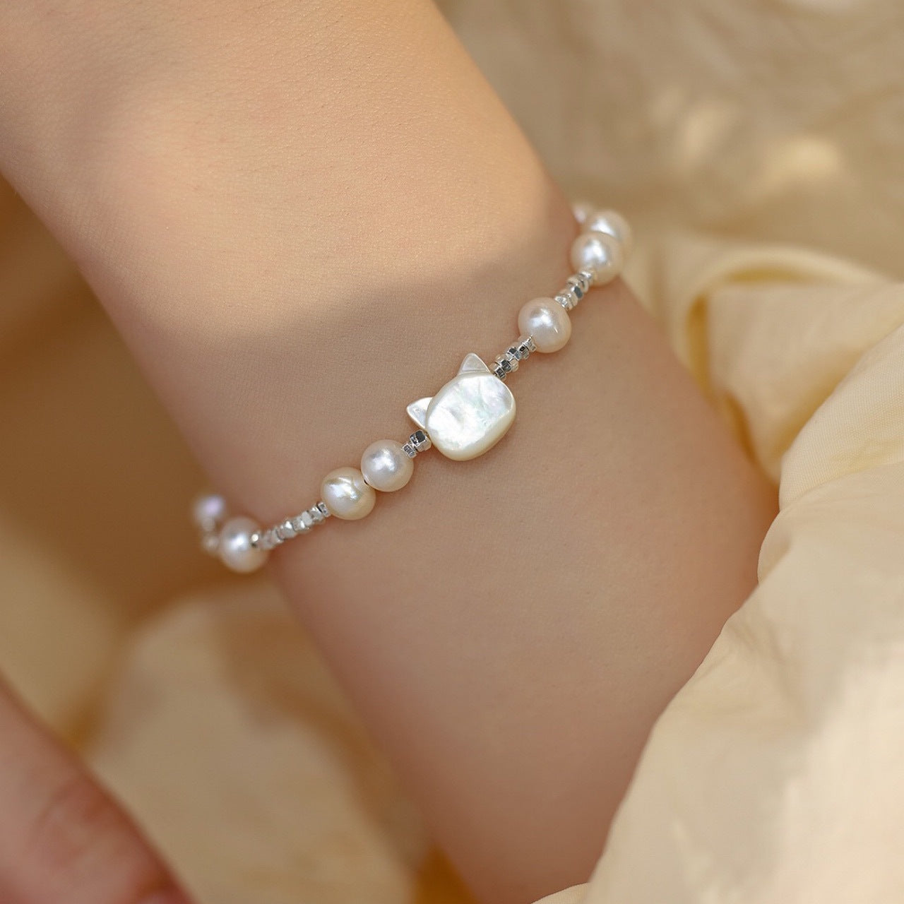 Cute cat freshwater pearl silver white Fritillaria bracelet