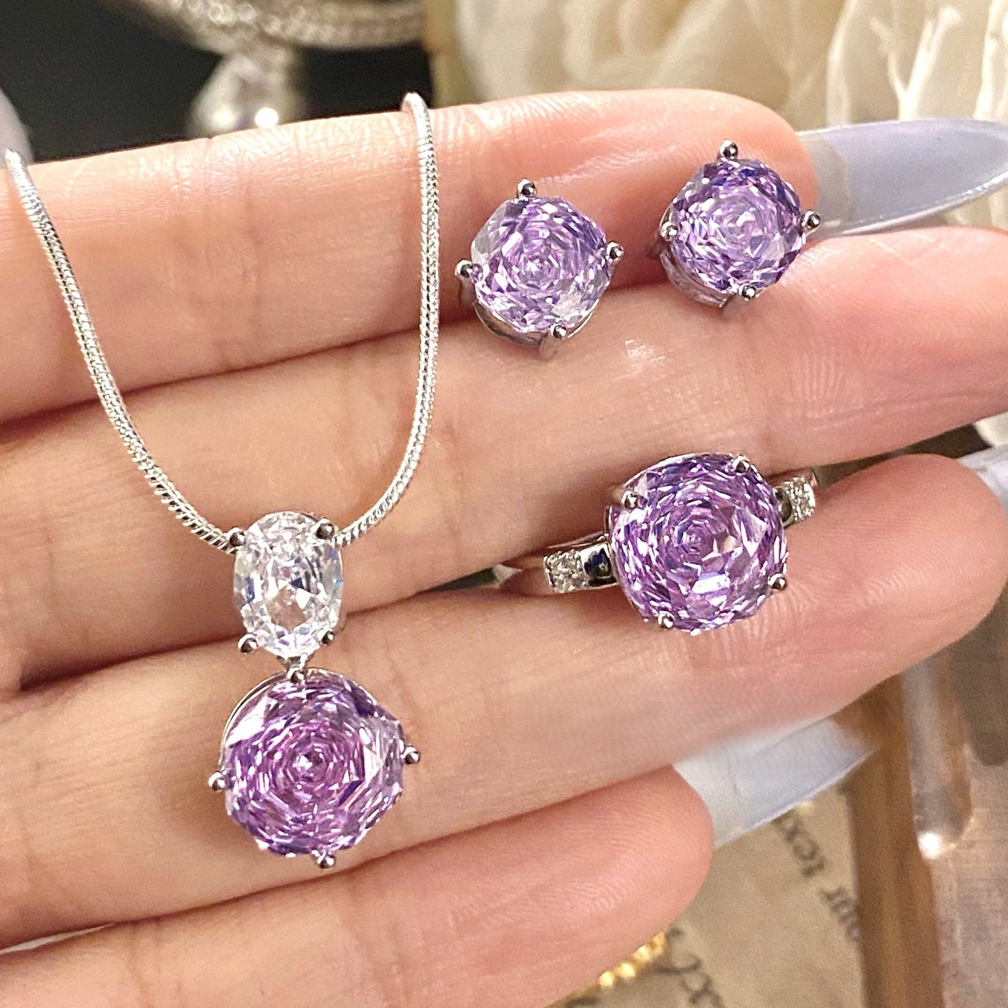 طقم قلادة وخاتم وأقراط من الألماس عالي الكربون باللون الأزرق الوردي