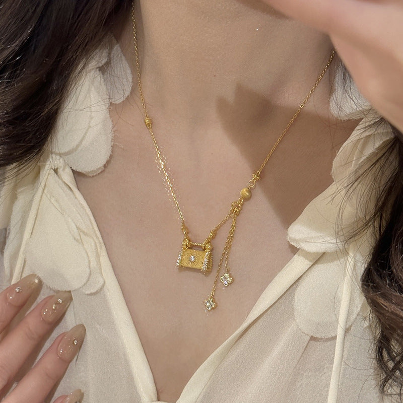 Drawn four-leaf flower lock bag necklace