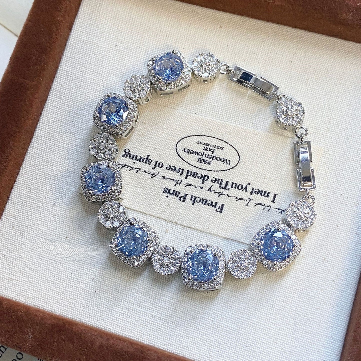 سوار أزرق مرصع بحجر ألماس وردي عالي الكربون.