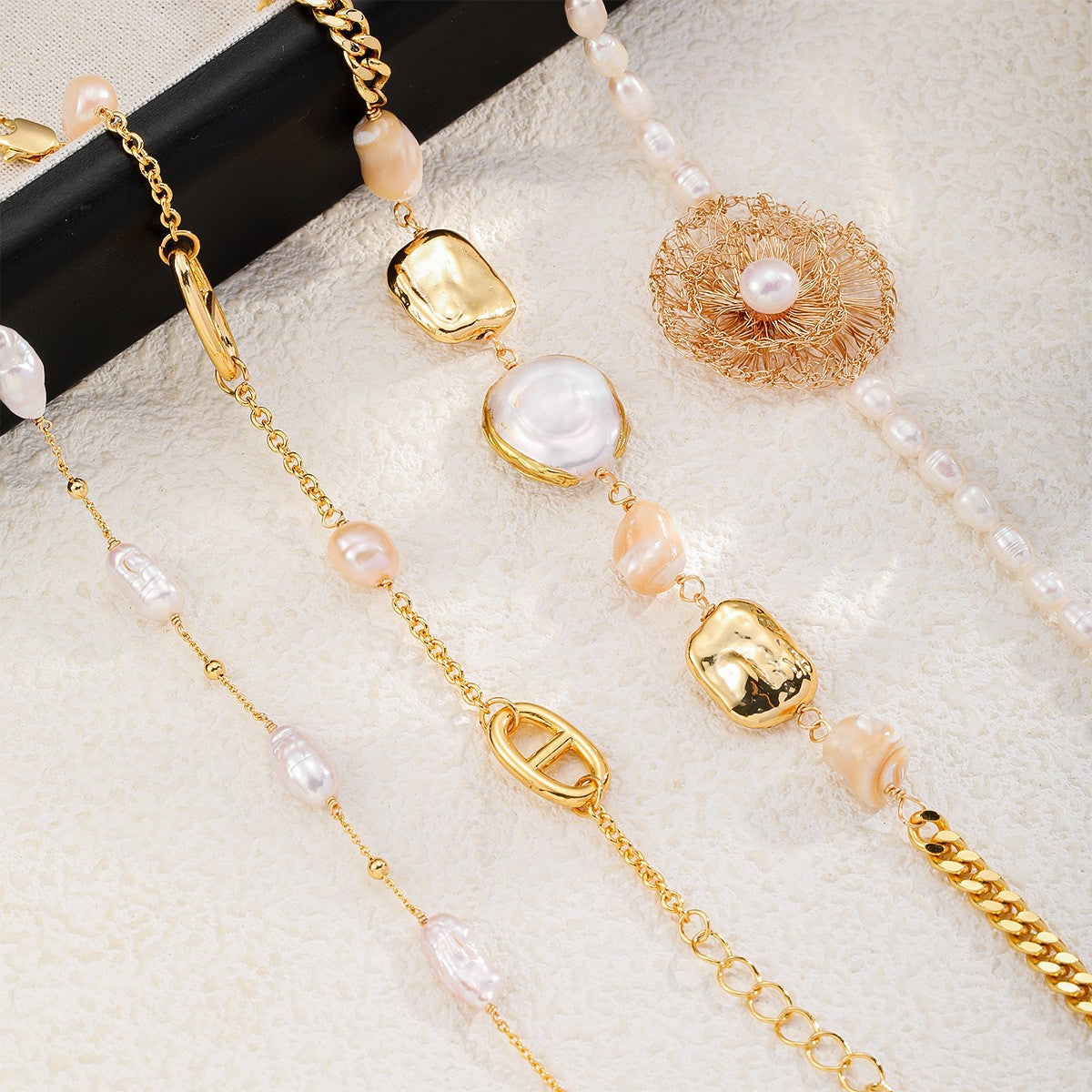 Copper plated 18k gold natural pearl bracelet does not fade.