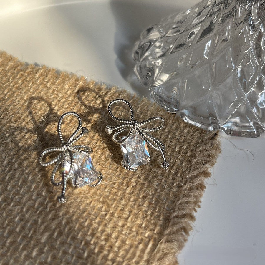 ディアブロ溶岩弓ダイヤモンドジルコンイヤリング