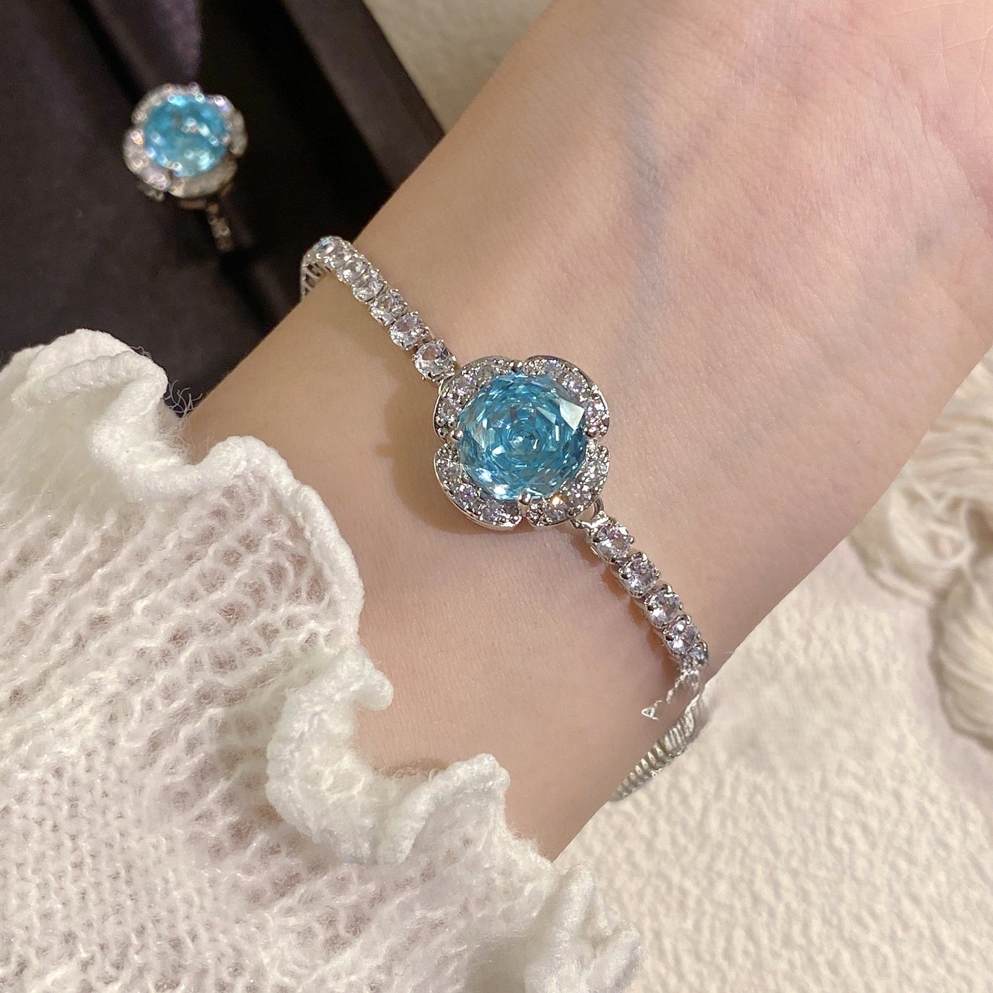 طقم قلادة وأقراط وخاتم وسوار من الألماس عالي الكربون باللون الوردي والأزرق الداكن ثماني الأضلاع