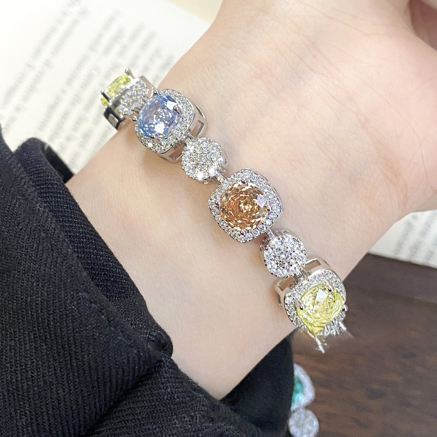 سوار أزرق مرصع بحجر ألماس وردي عالي الكربون.