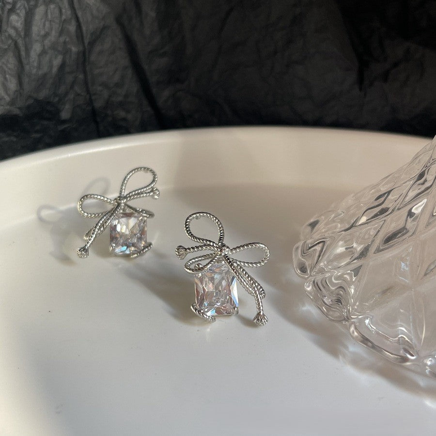 ディアブロ溶岩弓ダイヤモンドジルコンイヤリング