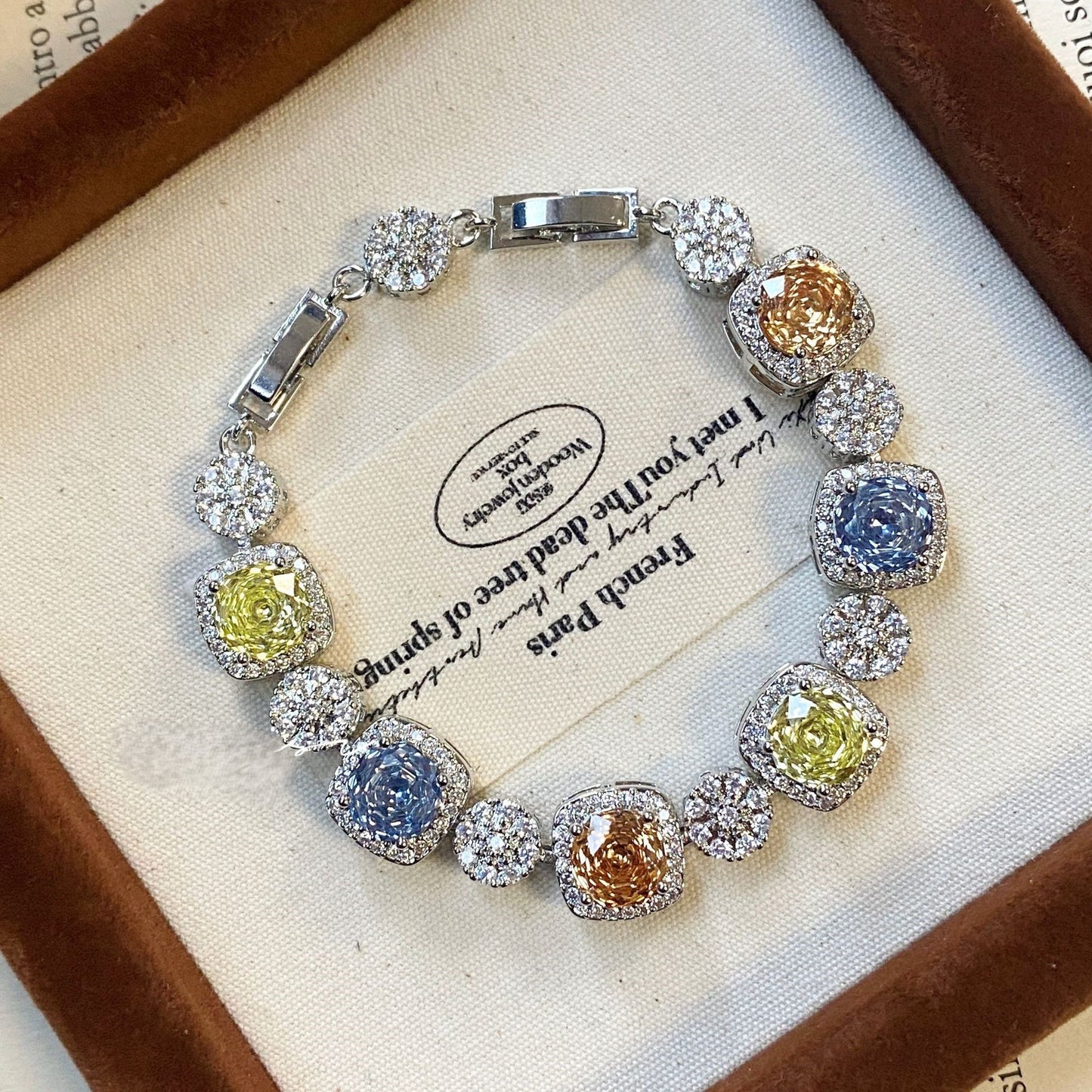 سوار أزرق مرصع بحجر ألماس وردي عالي الكربون.