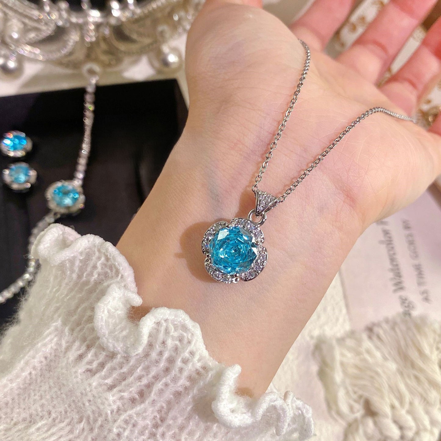 طقم قلادة وأقراط وخاتم وسوار من الألماس عالي الكربون باللون الوردي والأزرق الداكن ثماني الأضلاع