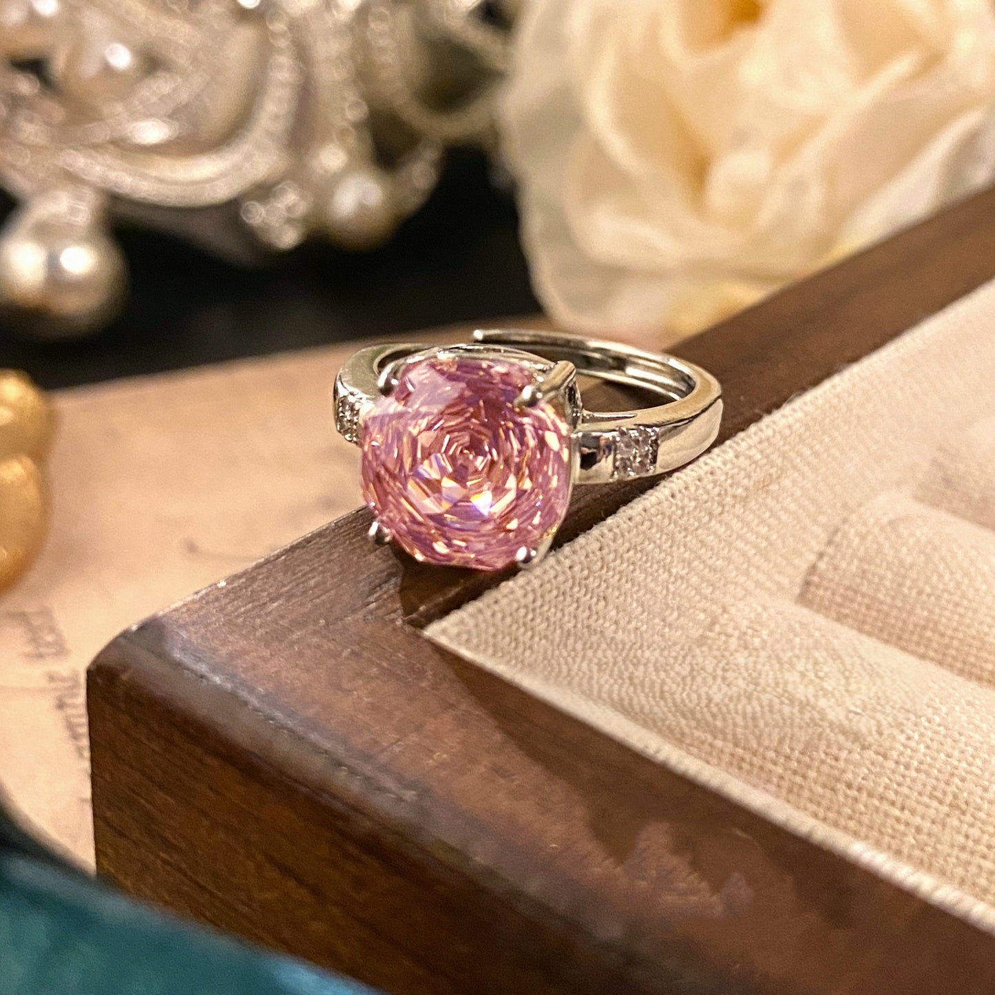 طقم قلادة وخاتم وأقراط من الألماس عالي الكربون باللون الأزرق الوردي