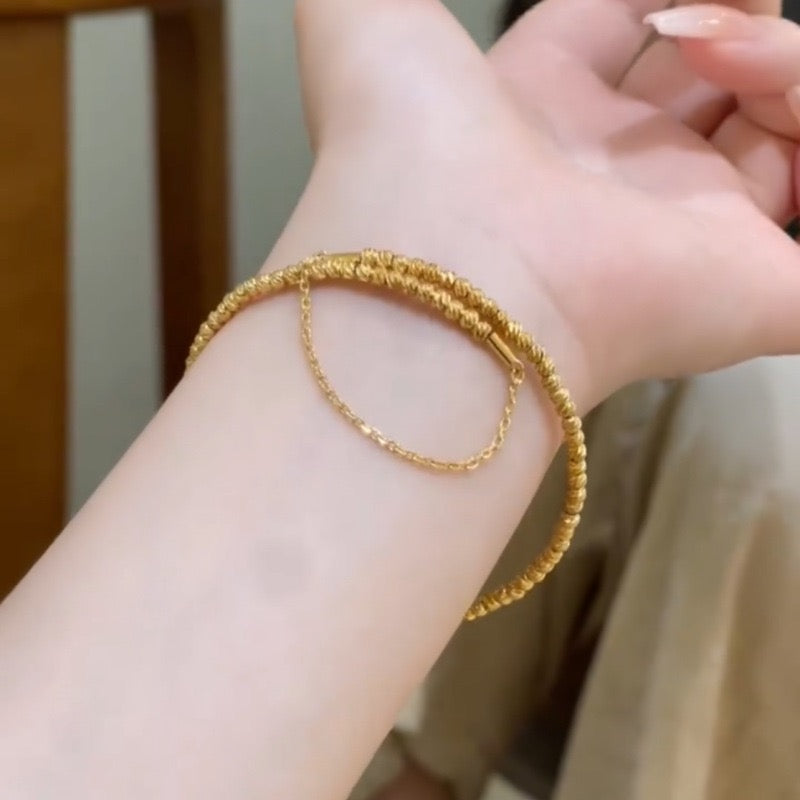 多層構造の伸縮性のあるカフブレスレット。