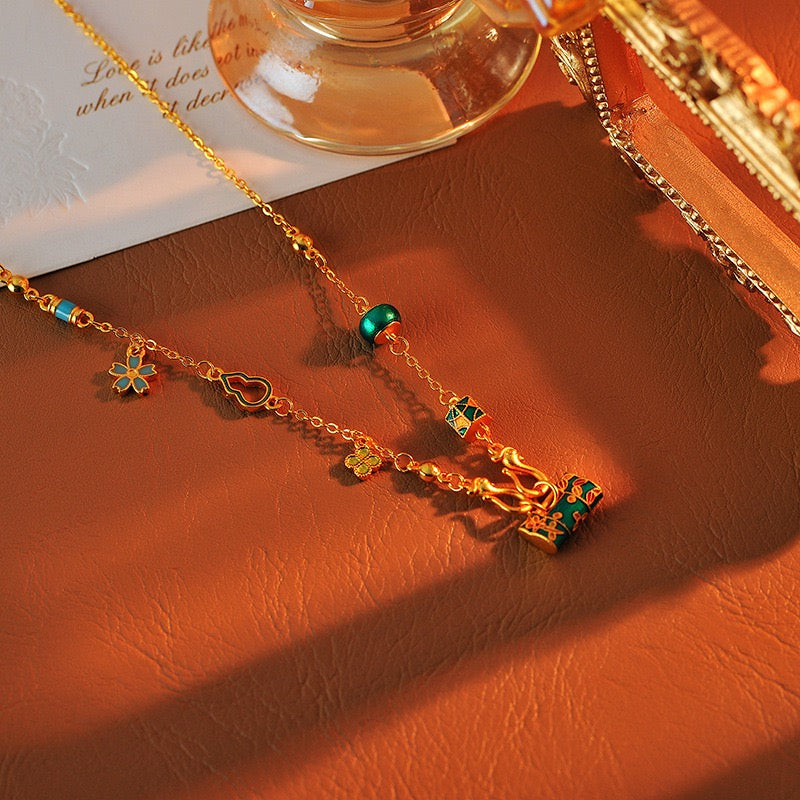 ゴールドバーニングブルーエナメルロックバッグネックレス