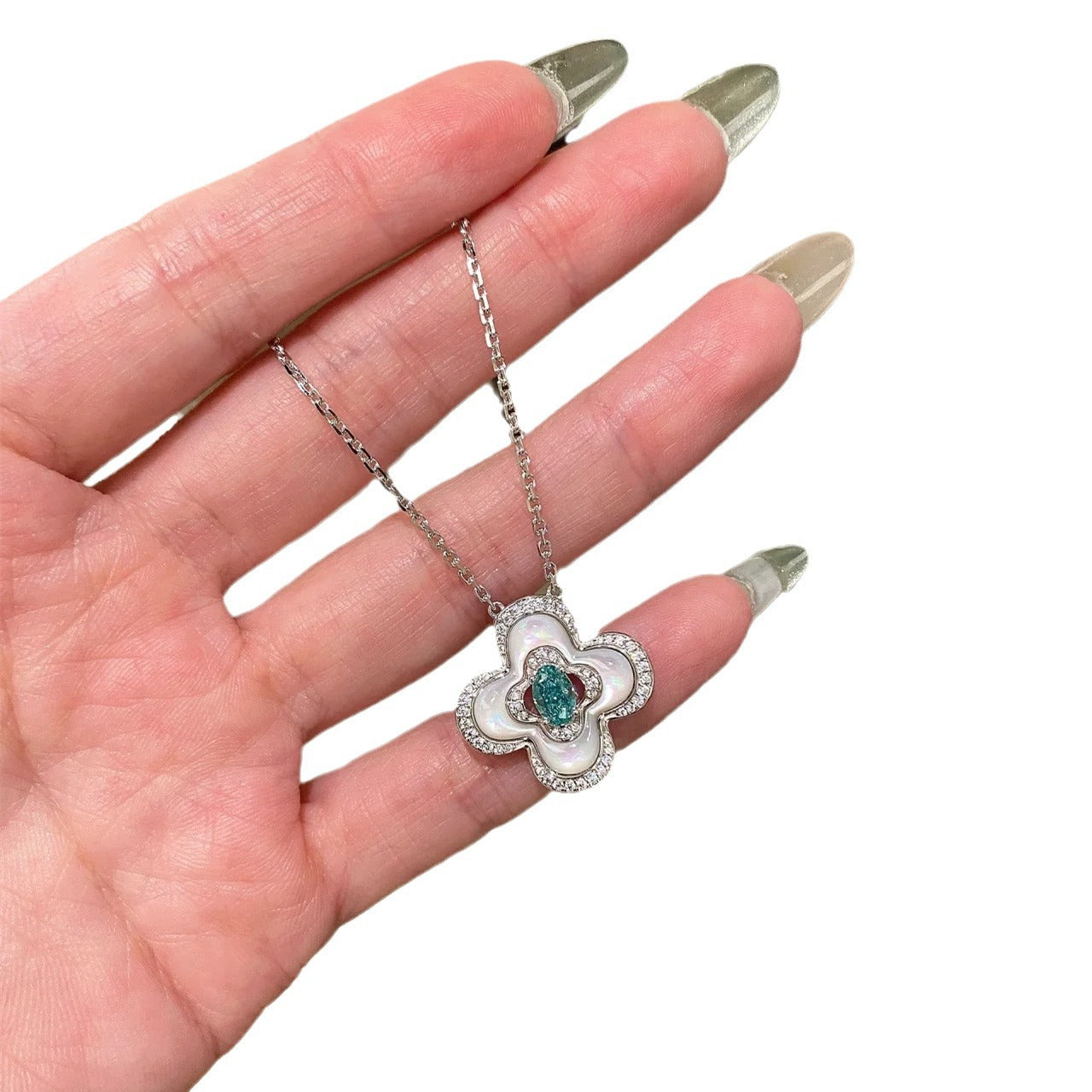 白いヒメヒオウギのネックレス