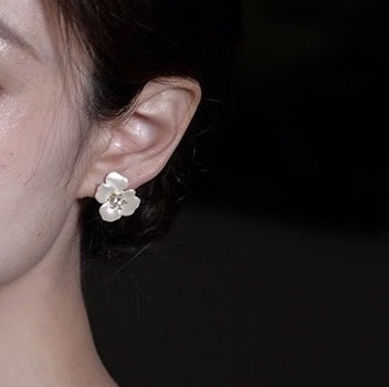 花のイヤリング