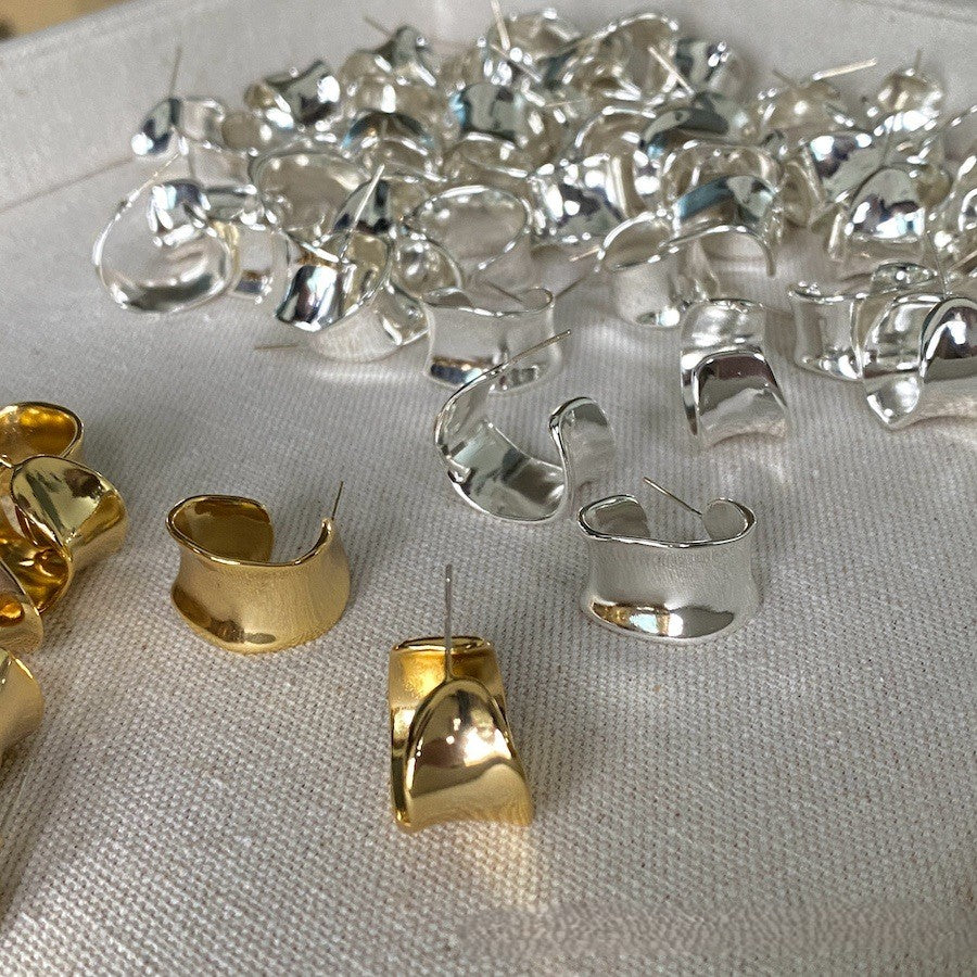 不規則な広い表面のC字型の滑らかな表面S925シルバーニードルイヤリング