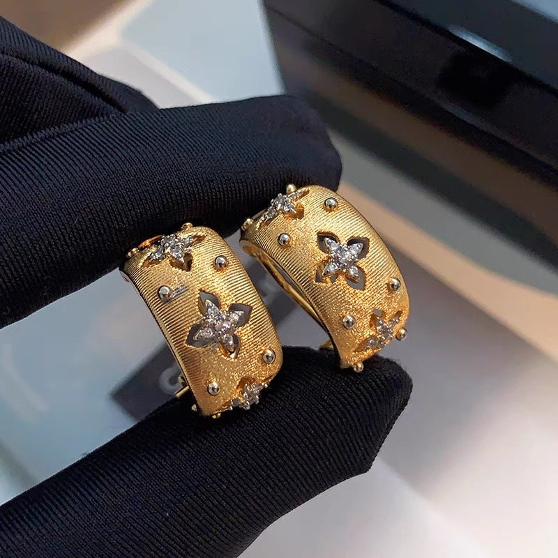 ブラシ仕上げの四つ葉のクローバーのイヤリング