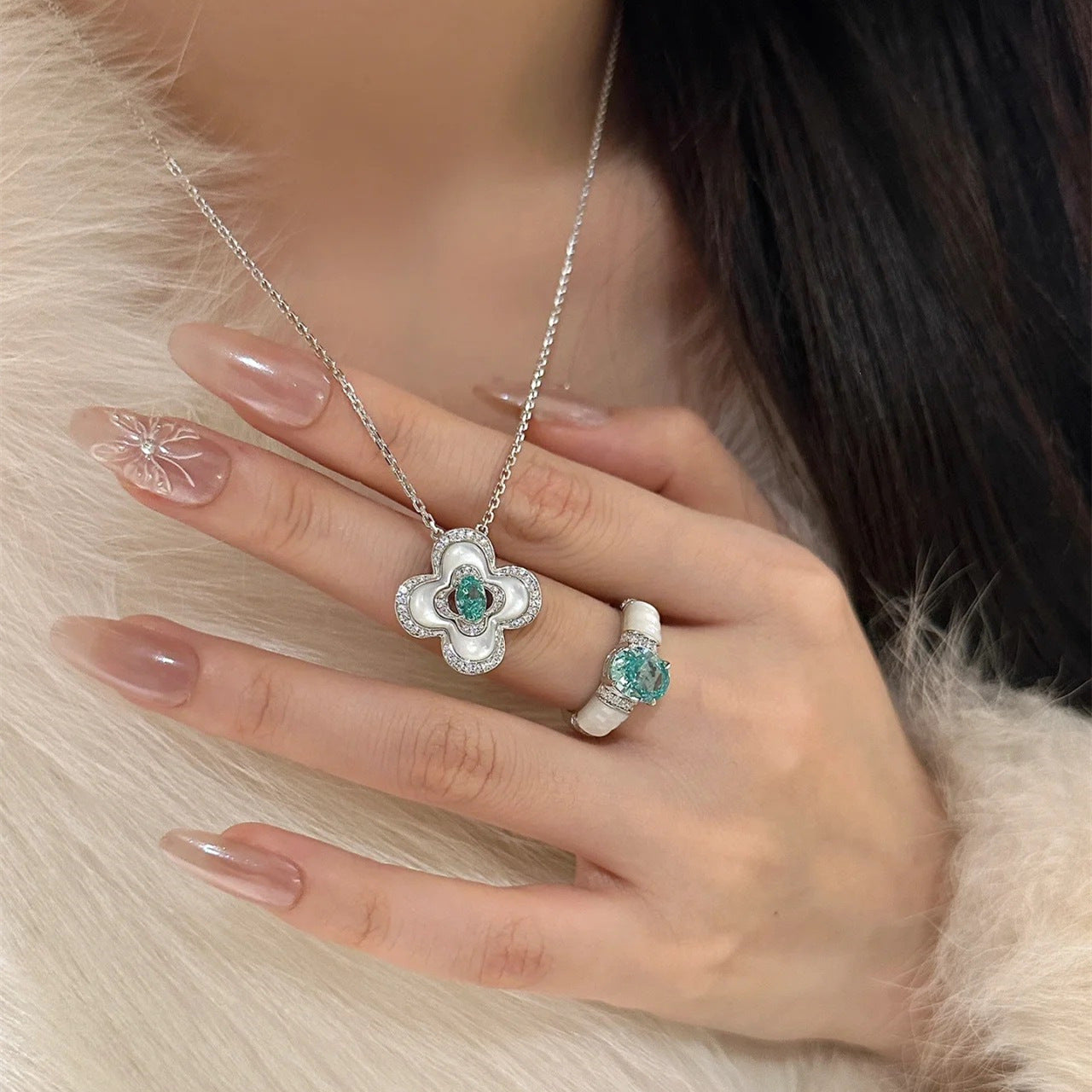 白いヒメヒオウギのネックレス