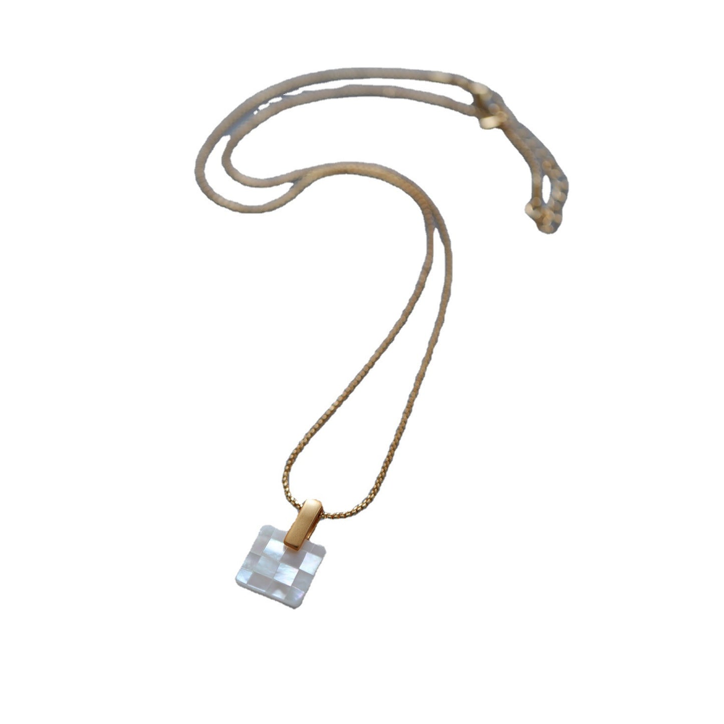 手作りのヒョウモンチョウのネックレス