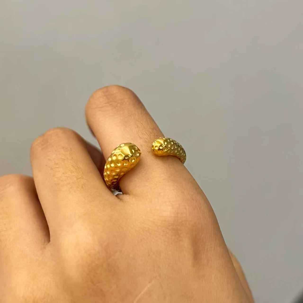 PVD真空炉でステンレス鋼リングに金めっきを施す