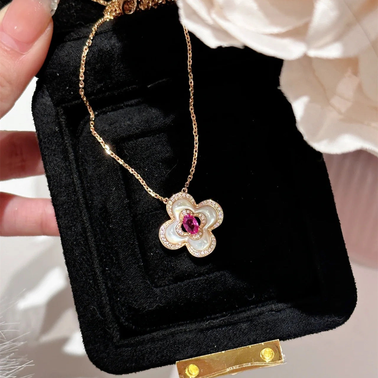 白いヒメヒオウギのネックレス