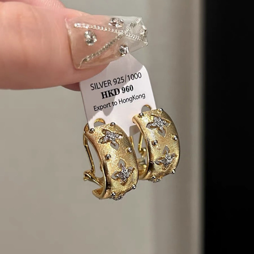 ブラシ仕上げの四つ葉のクローバーのイヤリング