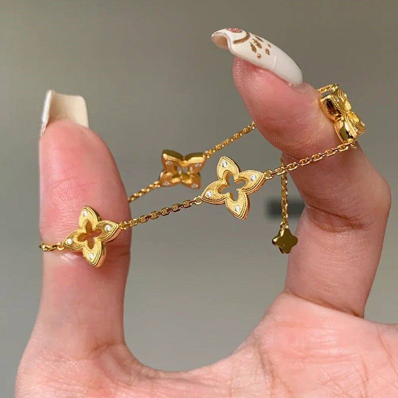 レトロなカットアウトブラッシュド四つ葉のクローバーブレスレット