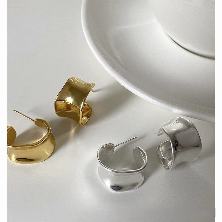 不規則な広い表面のC字型の滑らかな表面S925シルバーニードルイヤリング