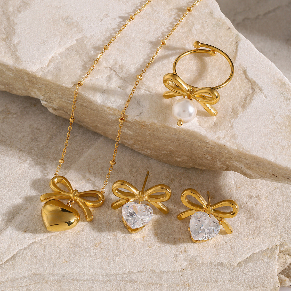 ステンレススチールのリボンネックレス、ジルコンのイヤリング、チタンスチールリング