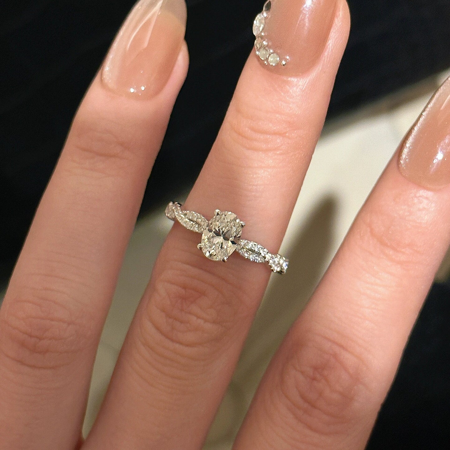 S925 Sterling Silver Rotating Ballet Spiral Oval Pigeon Egg Twisted Diamond Ring