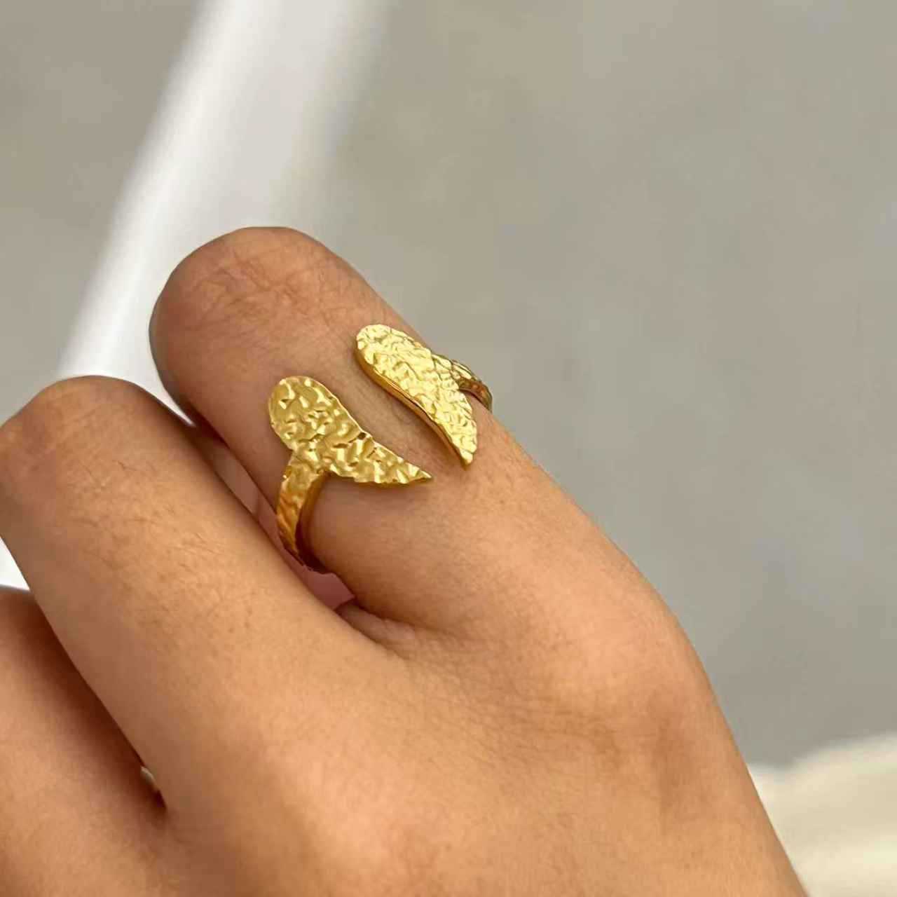 PVD真空炉でステンレス鋼リングに金めっきを施す