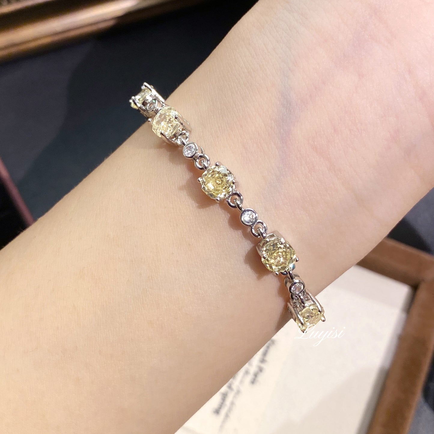 Octagonal rose diamond bracelet inlaid with high carbon diamond.